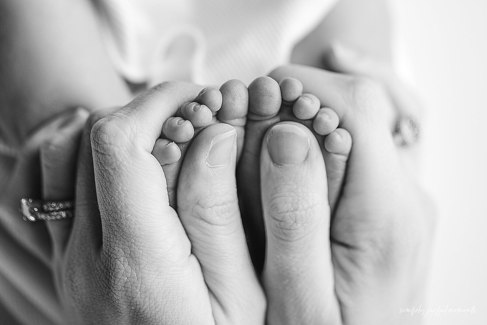 newborn photographer columbus georgia baby feet photography black and white
